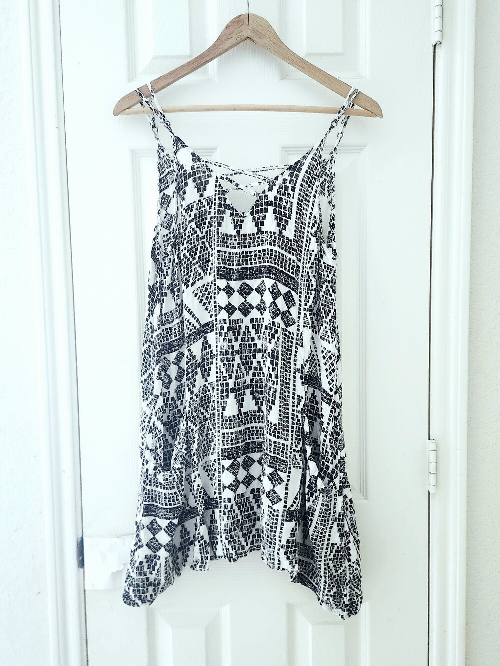 📌 SOLD.  Rip Curl Black and White Patterned Tank Top